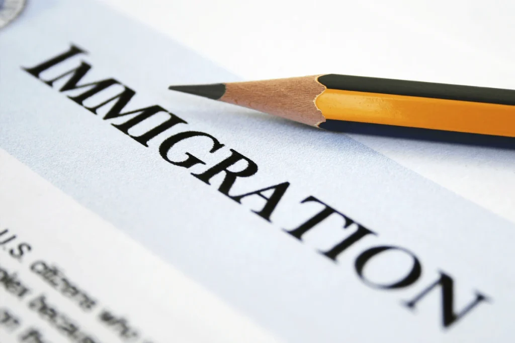 visa-dinh-cu-la-gi-dieu-kien-khi-xin-visa-dinh-cu-2025